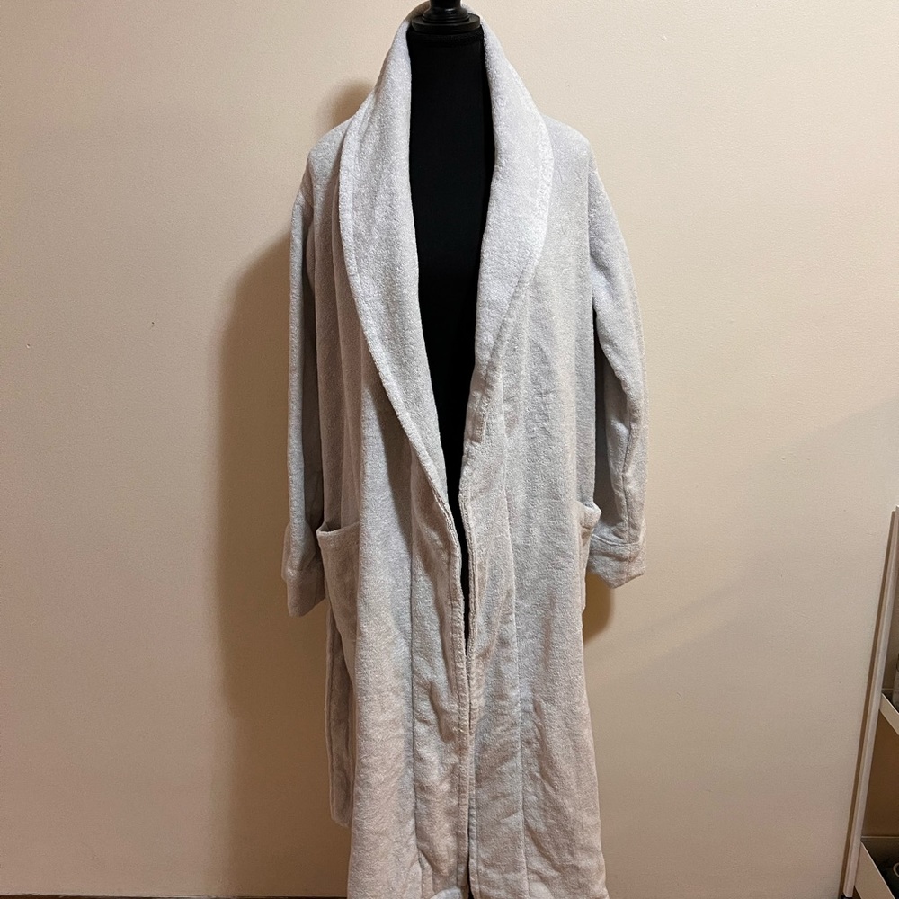 Robe - Picture 2 of 3